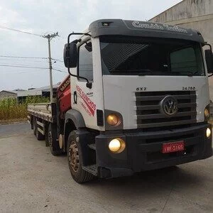 este caminhão é utilizado para transporte de carga pesada movimentação e elevação facilitando as entregas.