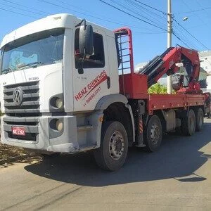 A henz opções usa este caminhão para estaqueamento com estaca escavada e hélice continua.