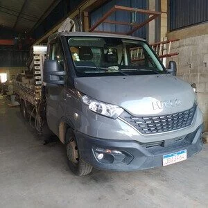 esta caminhão é utilizado na parte de funilaria, para fazer realizar o transporte de calhas e materiais de funilaria.